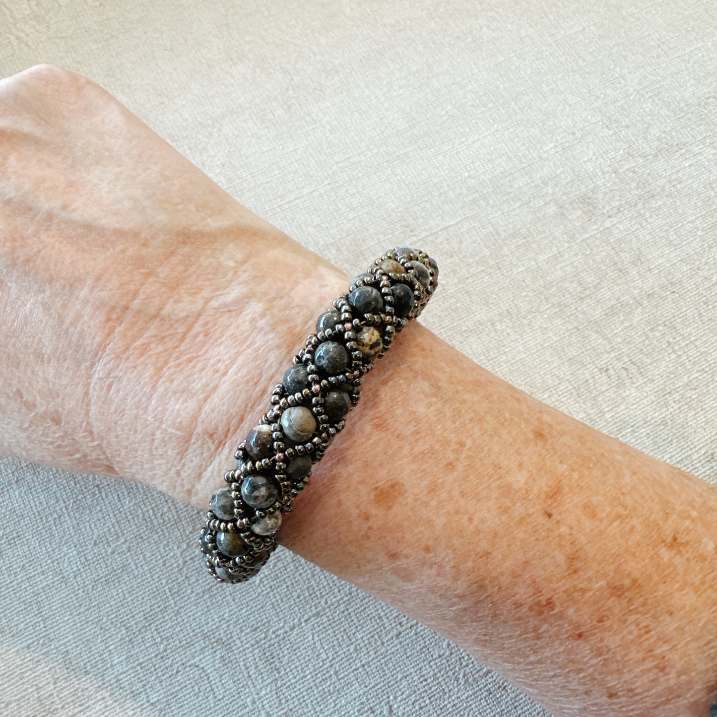 P115 Pulsera Ceniza Serena