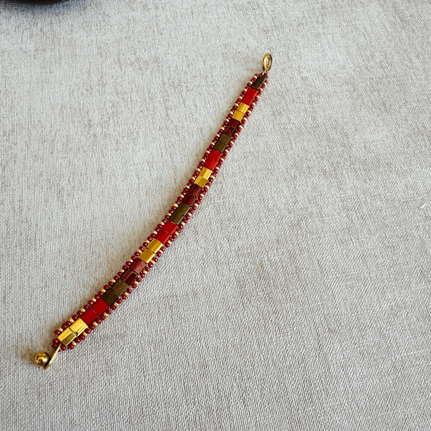 P141 Pulsera Horizonte Carmesi