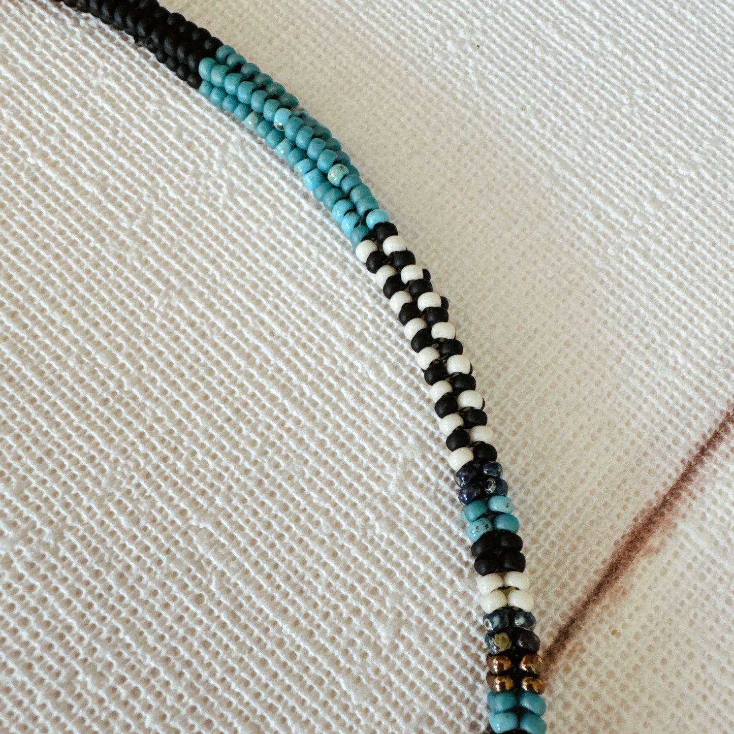 C050 Collar Raudal Calmado