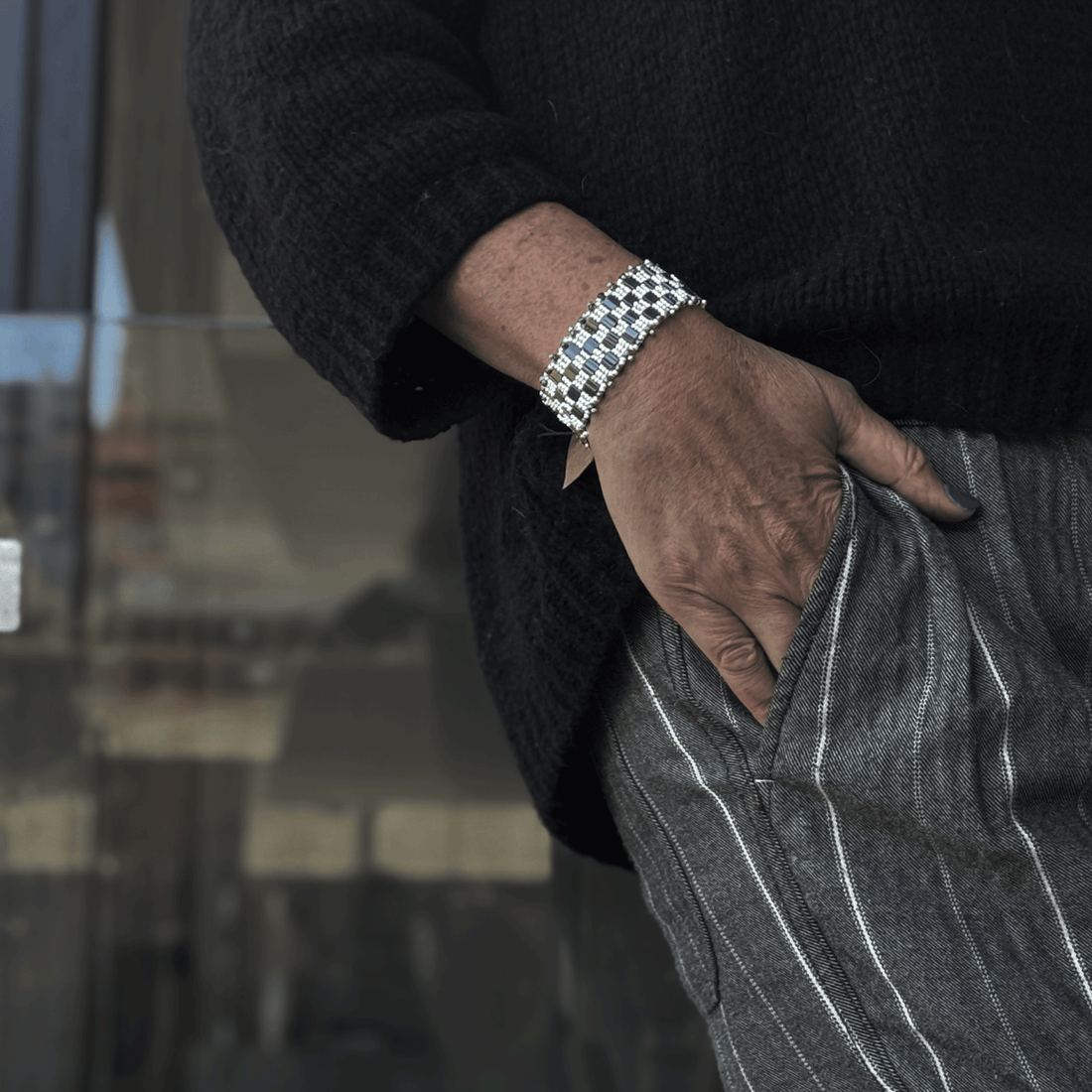 Cada pulsera que ves aquí, la tejí con el alma en las manos.