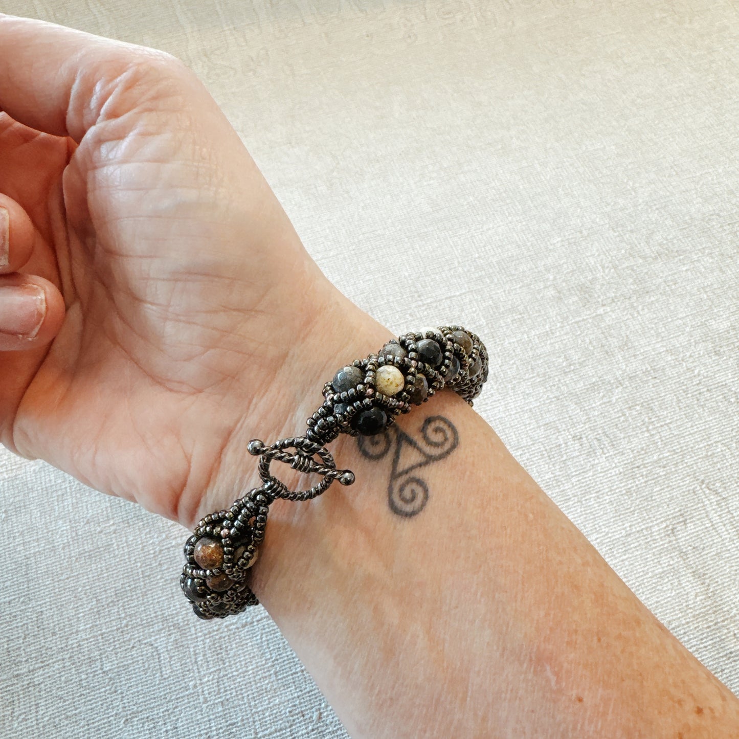 P115 Pulsera Ceniza Serena