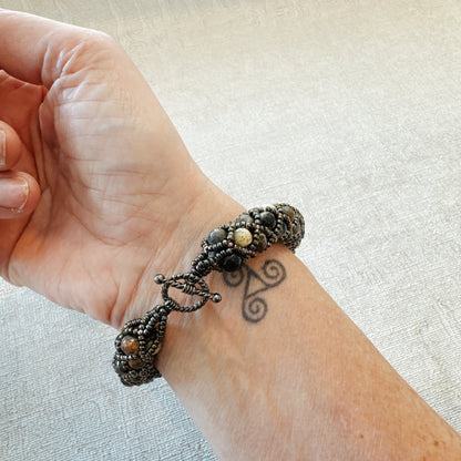 P115 Pulsera Ceniza Serena