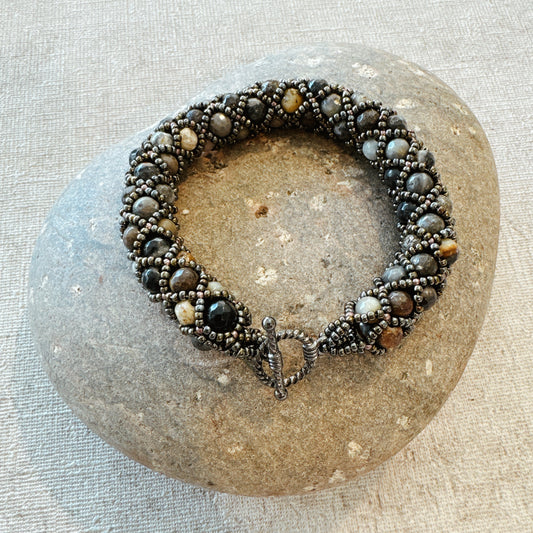 P115 Pulsera Ceniza Serena