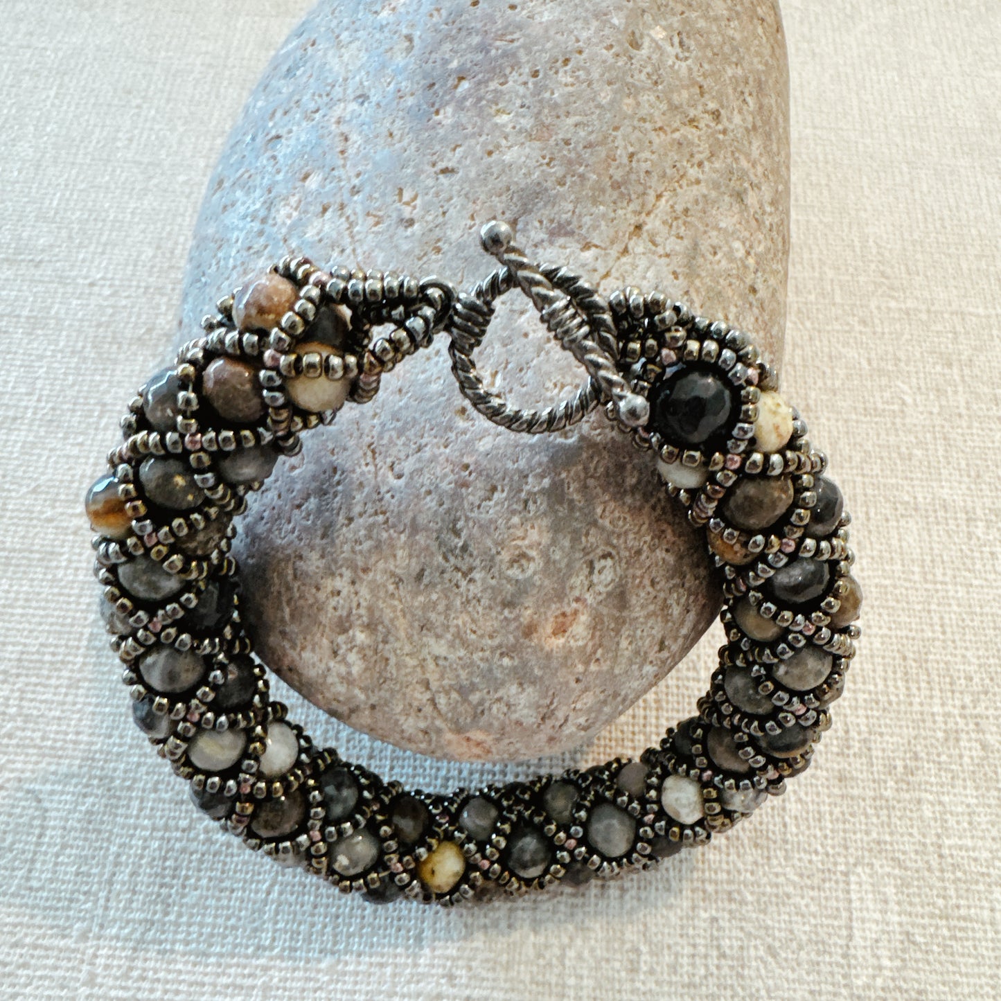 P115 Pulsera Ceniza Serena