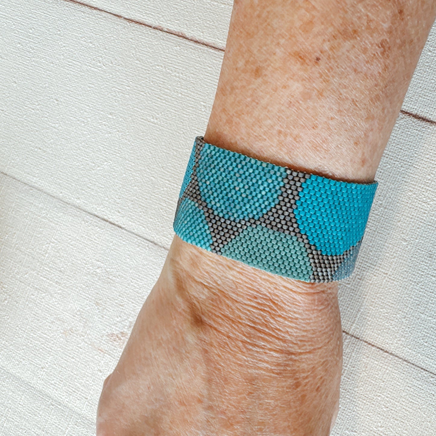 P123 Pulsera Geometría Flotante