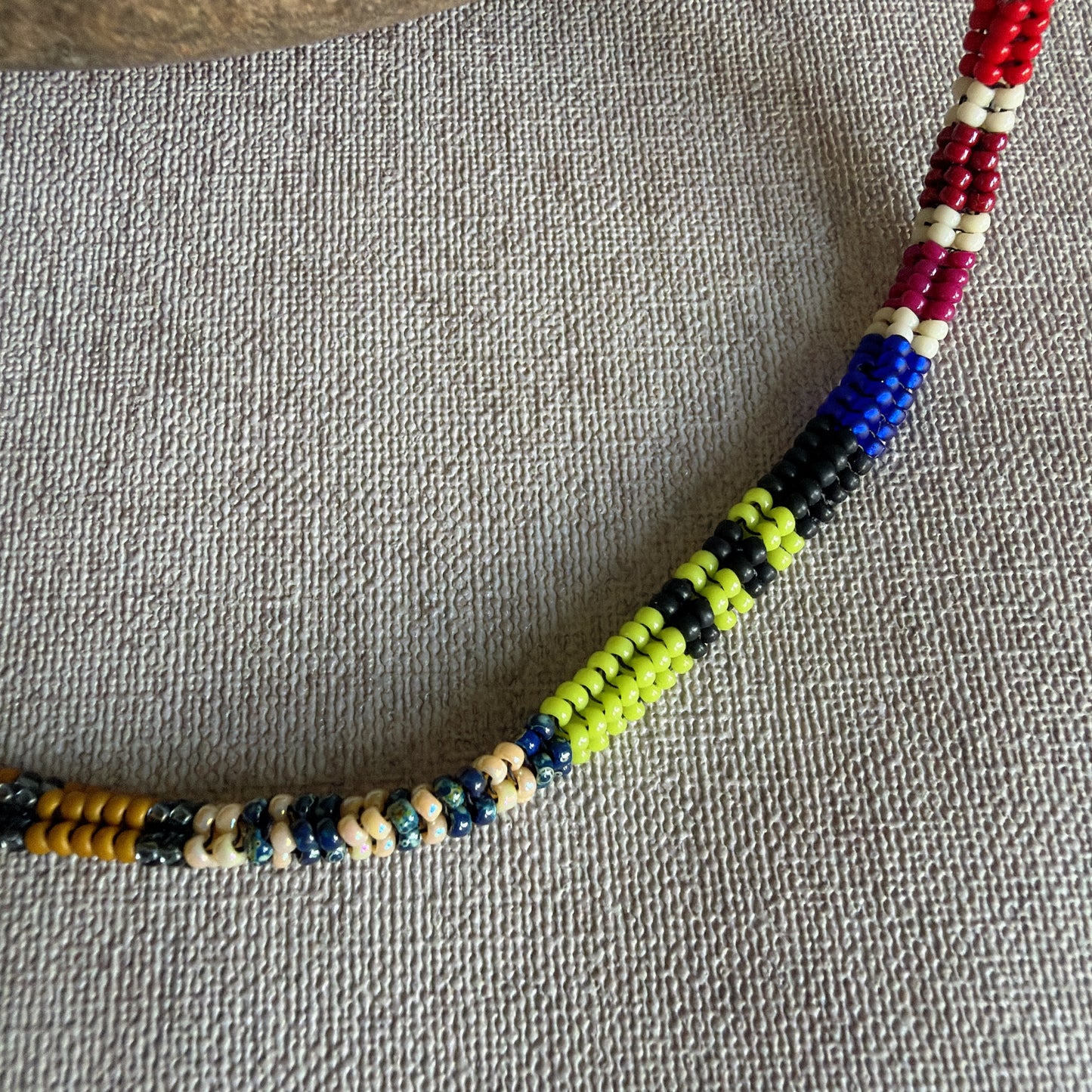 C067 Collar Trama Alegre