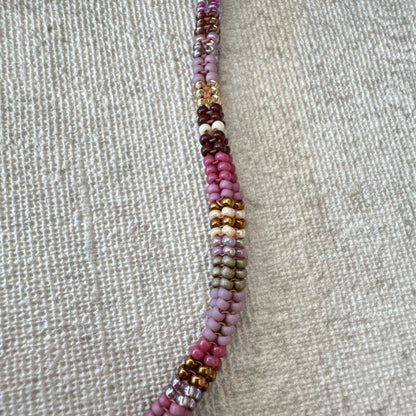 C022 Collar Zigzag Rosa