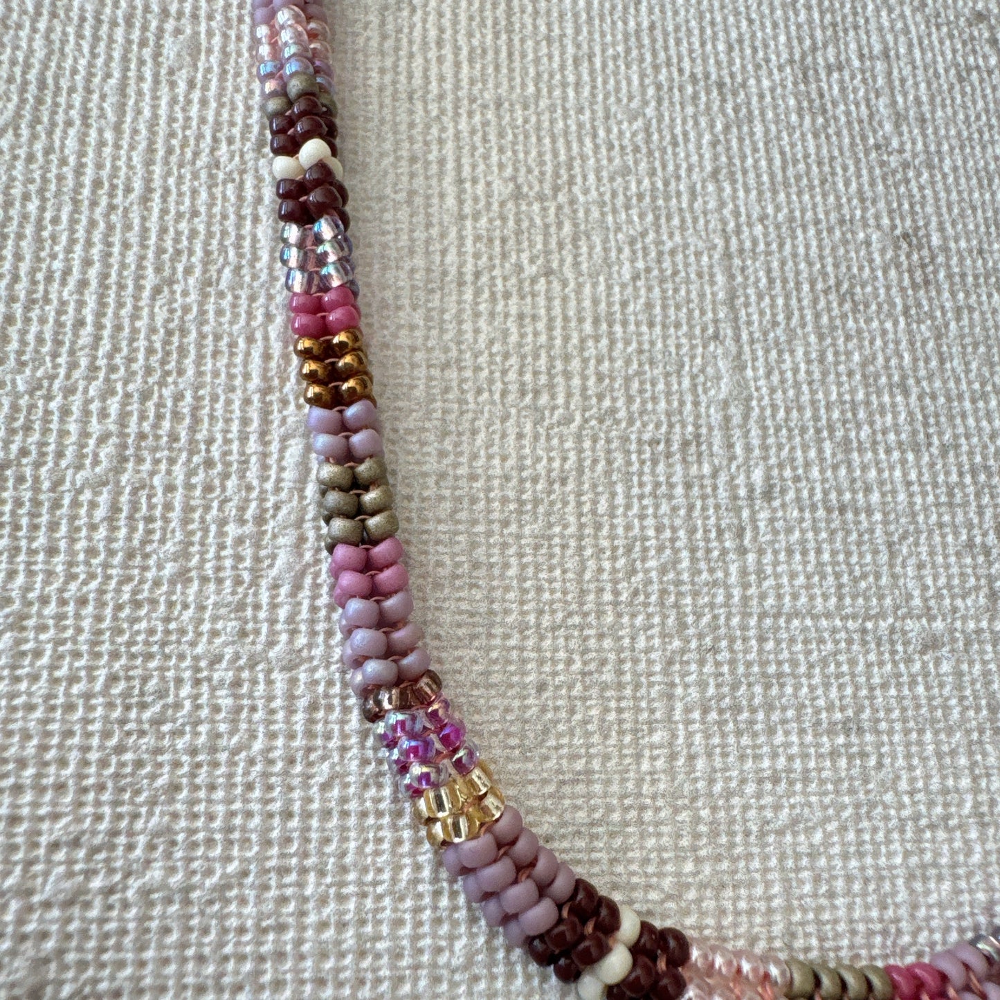 C022 Collar Zigzag Rosa