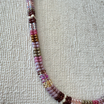 C022 Collar Zigzag Rosa