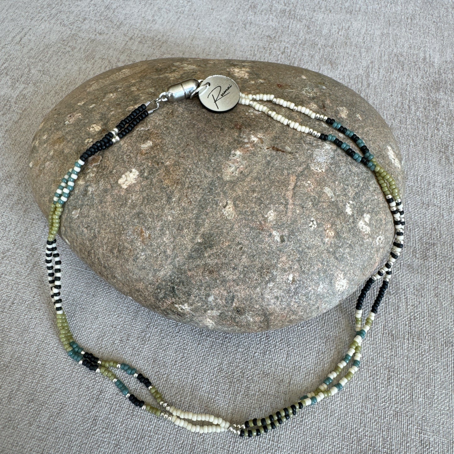 C049 Collar Olivo Negro