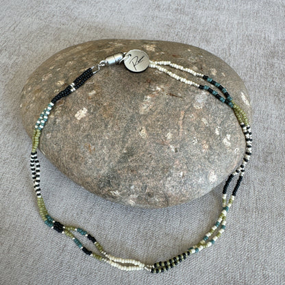 C049 Collar Olivo Negro