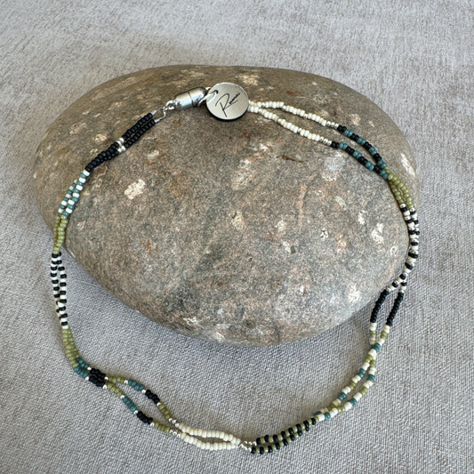 C049 Collar Olivo Negro