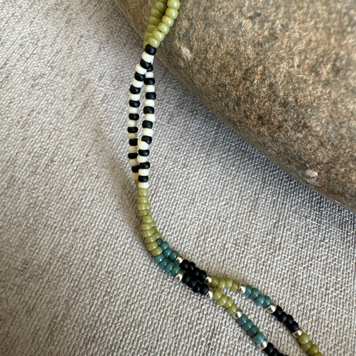 C049 Collar Olivo Negro