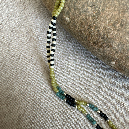 C049 Collar Olivo Negro