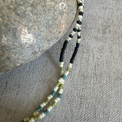 C049 Collar Olivo Negro