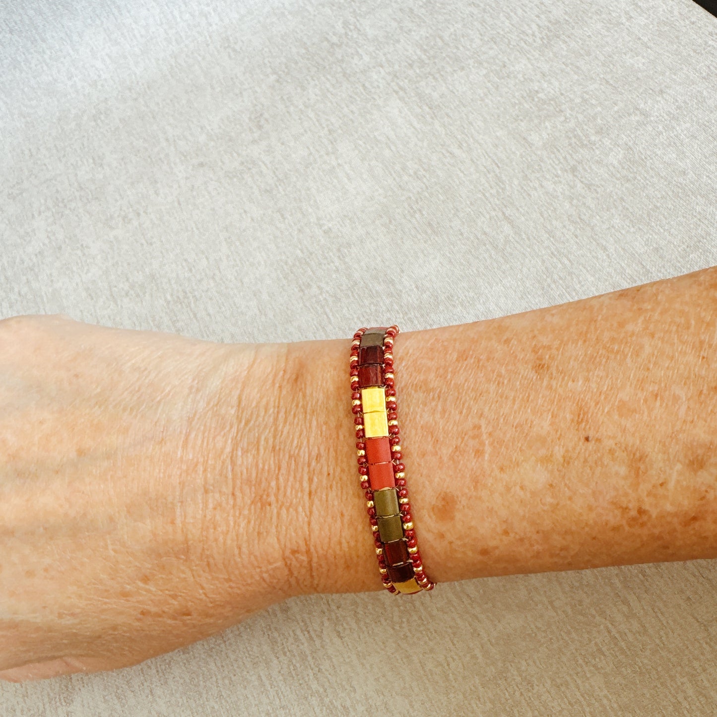 P141 Pulsera Horizonte Carmesi