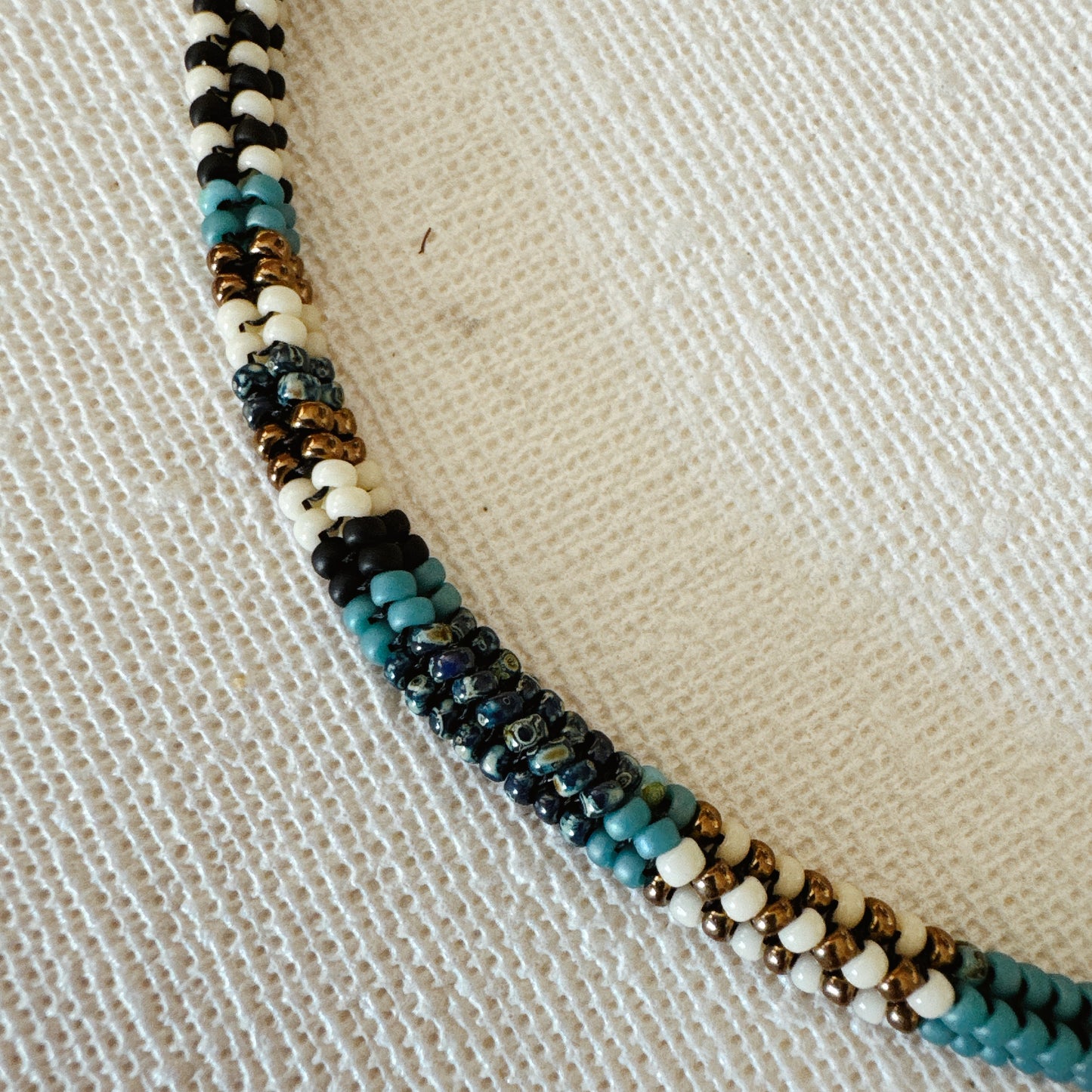 C050 Collar Raudal Calmado