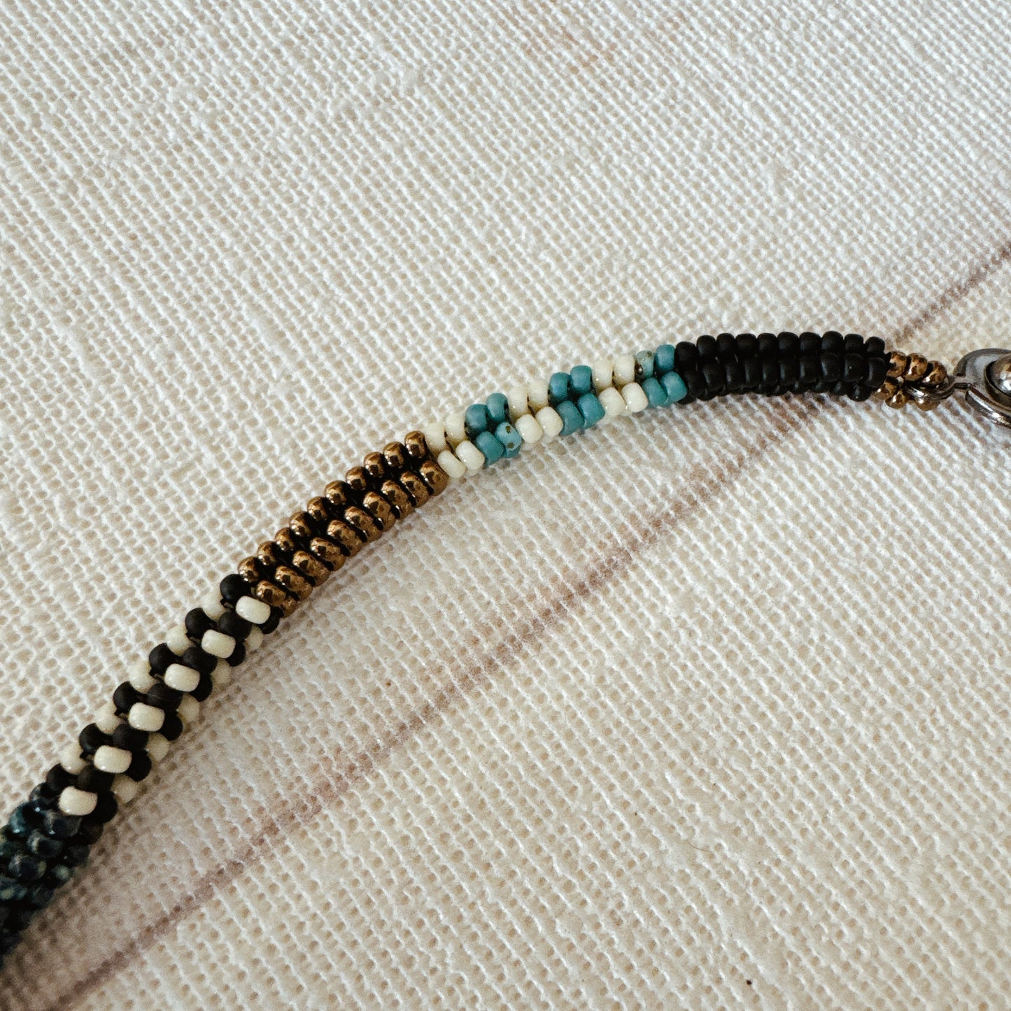 C050 Collar Raudal Calmado