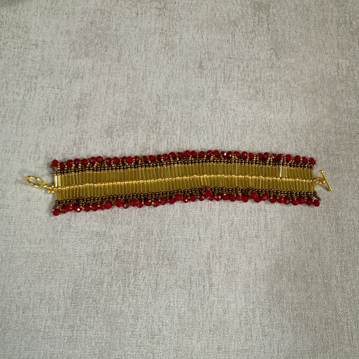 P144 Pulsera Trono Dorado