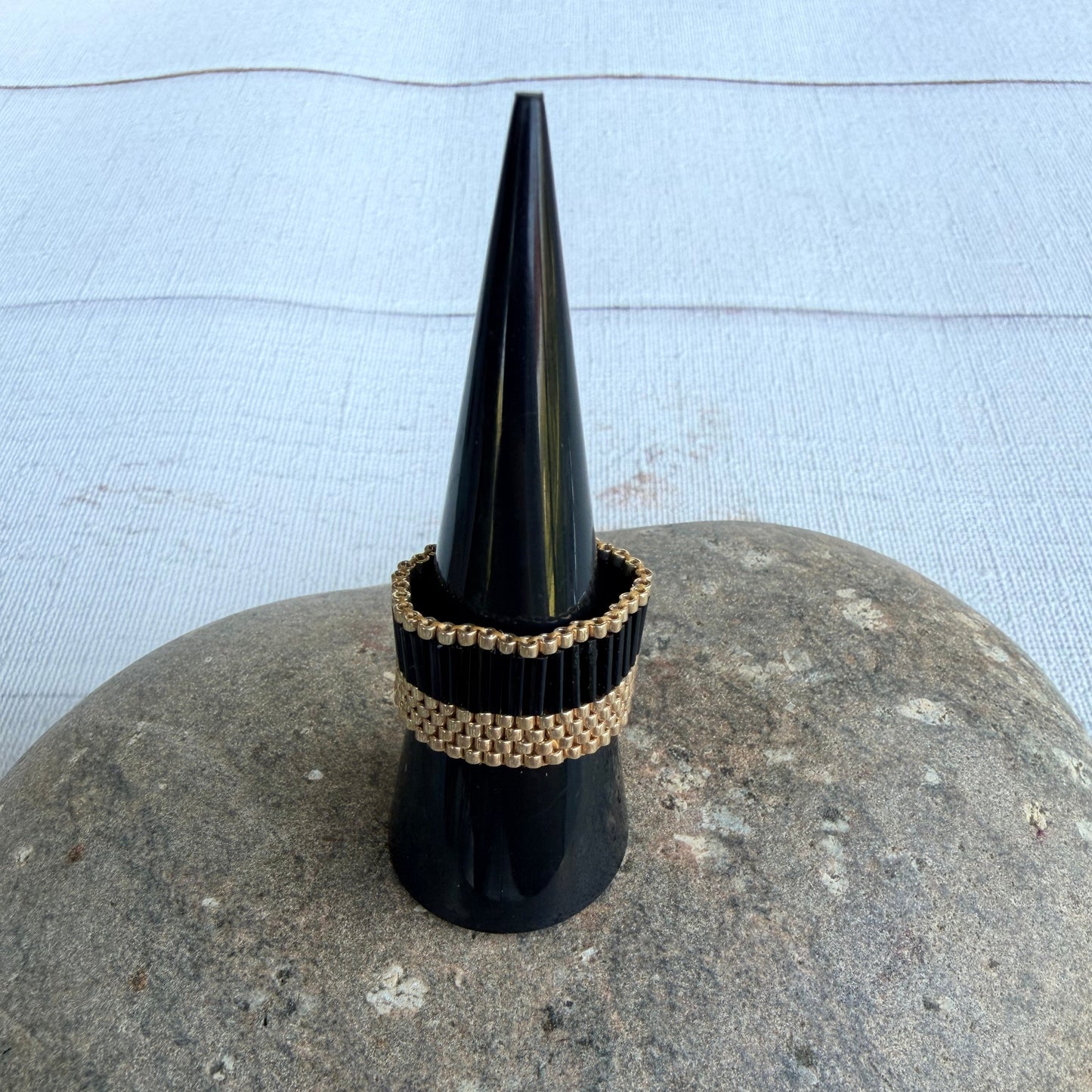 A056 Anillo Nocturno Dorado