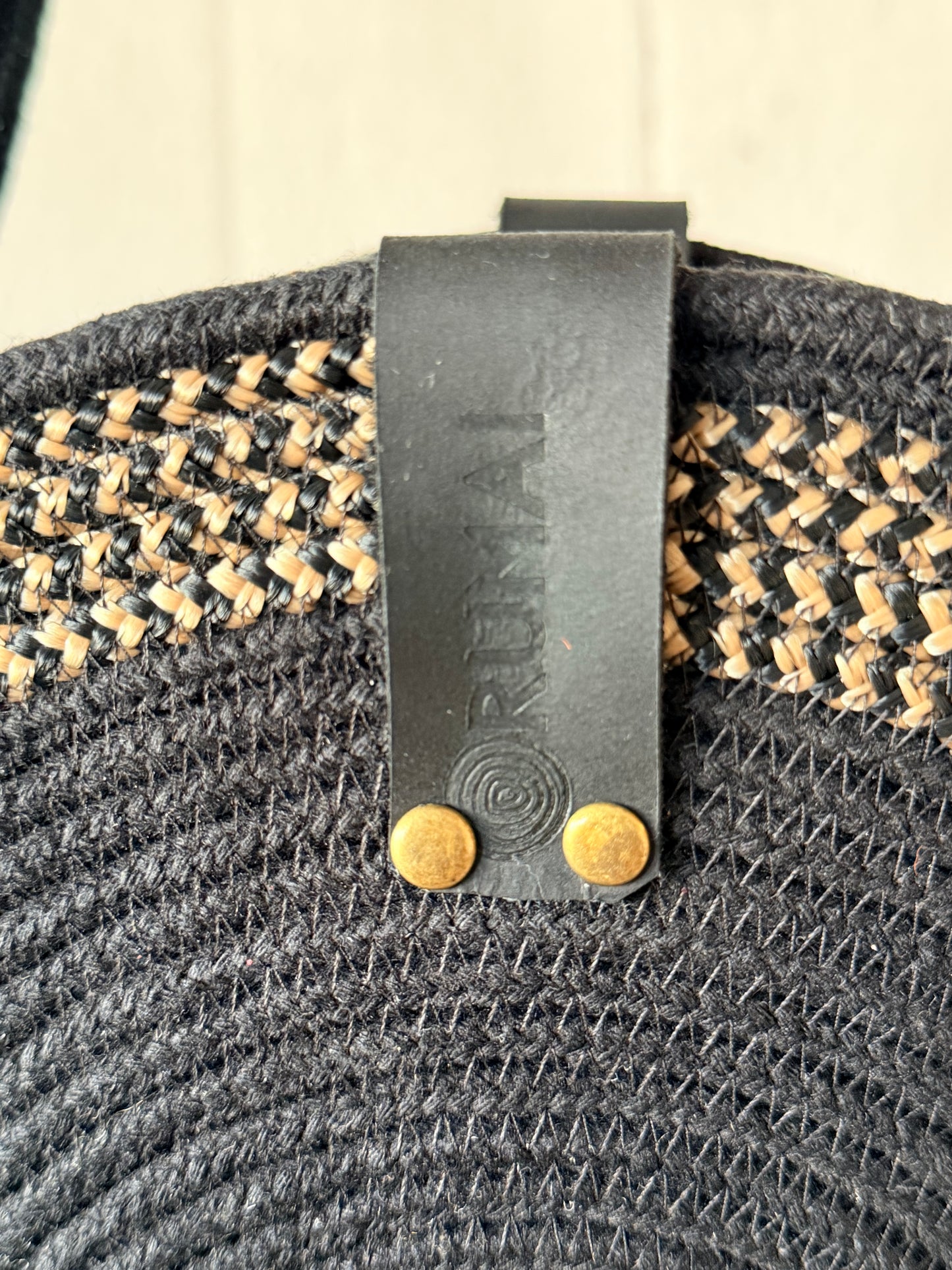 T023 Cartera Círculo Sombra